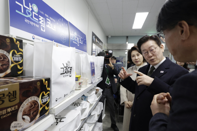 이재명 대통령과 김혜경 여사가 지난 2월 충북 충주시건강복지타운 그냥드림 사업장을 방문해 관계자와 운영 현황에 대한 이야기를 나누고 있다. '그냥드림'은 정부가 생계에 어려움을 겪는 국민을 위해 기본 먹거리·생필품을 지원하는 사업이다. 청와대통신사진기자단