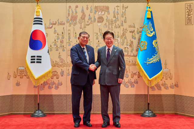 이재명 대통령이 8일 청와대에서 이시바 시게루 전 일본 총리와 오찬에 앞서 기념촬영을 하고 있다. 청와대 제공