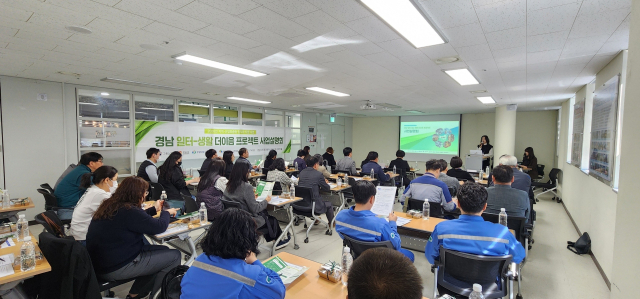 8일 오후 경남사회적경제혁신타운홀에서 열린 ‘2026 철강·기계산업 일터-생활 더이음 프로젝트’ 설명회에 참석한 기업 관계자들이 사업 내용을 청취하고 있다. 창원시 제공