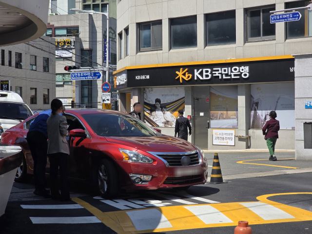 공영주차장 차량 5부제와 공공기관 직원 차량 2부제가 시행된 첫날 각 관공서에서는 시민 혼선 속 주차 안내와 회차 요청이 잇따랐다. 사진은 부산 수영구청에서 끝 번호가 3, 8인 차량이 회차 안내를 받는 모습. 김재량 기자 ryang@