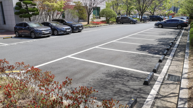 공영주차장 차량 5부제와 공공기관 직원 차량 2부제가 시행된 첫날 각 관공서에서는 시민 혼선 속 주차 안내와 회차 요청이 잇따랐다. 사진은 평소 붐비는 부산지방검찰청 주차장이 8일 차량 제한으로 한산한 모습. 김종진 기자 kjj1761@