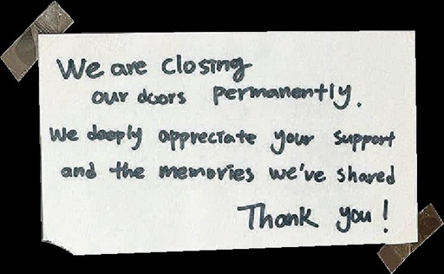 아래 작은 사진은 캐나다 밴쿠버 교촌치킨 매장의 폐점 안내문. nomsmagazine 홈페이지 캡처