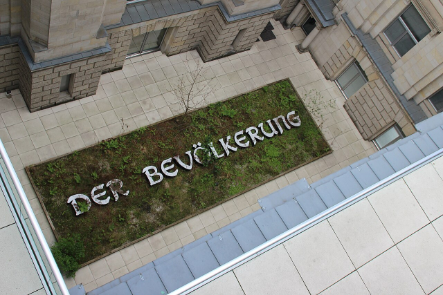 한스 하케, 거주민에게, 2000, 독일국회의사당 중정. 사진: Geoproi Lars