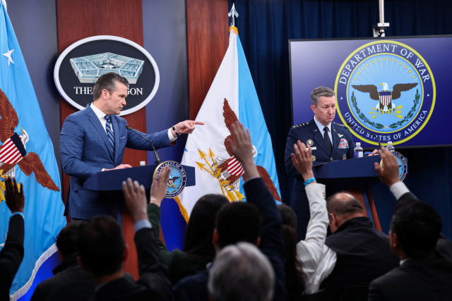 피트 헤그세스 미국 국방부(전쟁부) 장관이 8일(현지시간) 미 국방부 청사에서 댄 케인 합참의장(오른쪽)과 함께 닷새째 진행 중인 대이란 군사작전에 대해 언론 브리핑을 하고 있다. AP연합뉴스