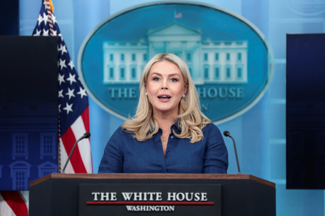 캐롤라인 레빗 백악관 대변인이 8일(현지 시간) 백악관에서 브리핑을 하고 있다. 로이터 연합뉴스
