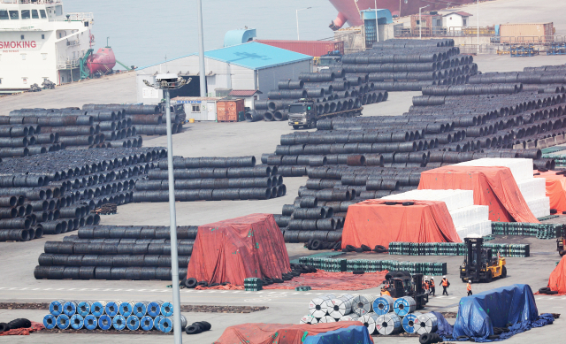 경기도 평택항에 철강 제품이 쌓여있는 모습. 연합뉴스