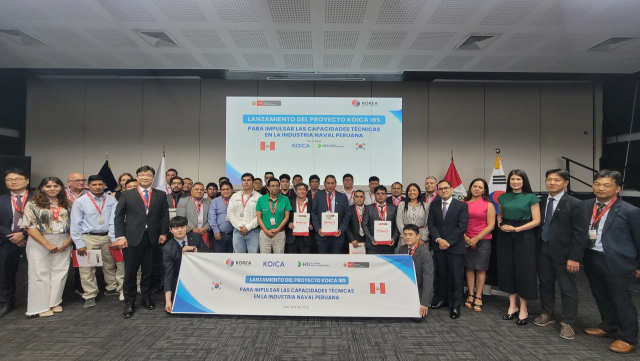 ‘페루 조선산업 발전을 위한 기술인력 양성 및 역량 강화 사업’ 착수식에 참석한 상반기 파견 예정 연수생 25명과 관계자들이 단체 사진을 촬영하고 있다.