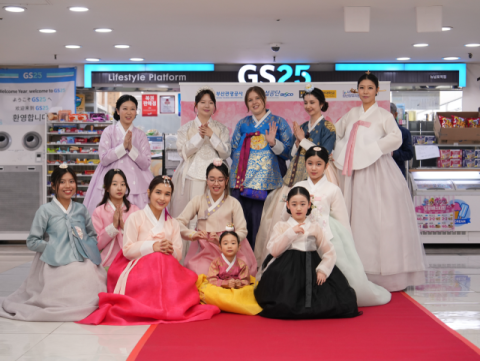 3월 28일 광복지하도상가 '더 공간' 일원에서 펼쳐진 한복 런웨이 퍼레이드에 참가한 외국인과 어린이 모델이 기념촬영 모습.