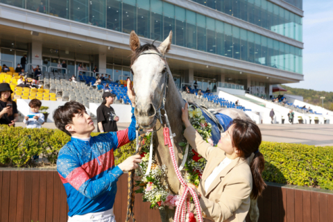 박재이 기수(좌)와 김혜선 조교사(우) 부부의 기념 촬영.