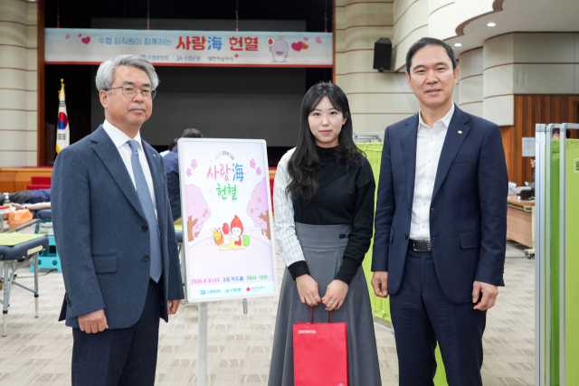 Sh수협은행이 지난 8일 ‘봄날의 따뜻한 나눔 사랑海 헌혈 행사’를 진행했다고 밝혔다. 사진은 Sh수협은행 신학기 은행장(오른쪽)과 수협중앙회 김기성 대표이사(왼쪽)가 헌혈에 참여한 직원과 기념촬영을 하고 있는 모습. 수협은행 제공.