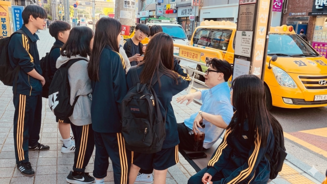 한동훈 전 국민의힘 대표가 지난 8일 부산 북구 만덕동을 찾아 학생들과 이야기를 나누고 있다. 한 전 대표 SNS 캡쳐