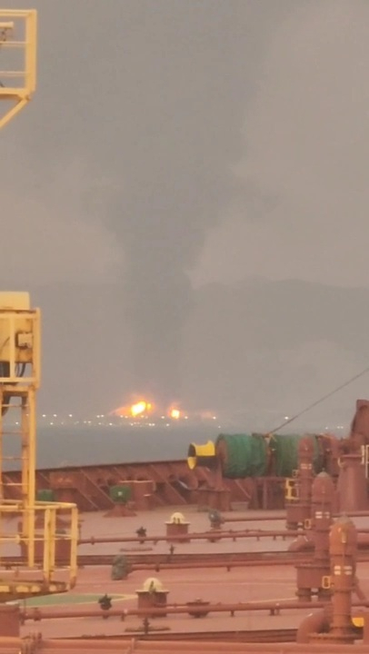 지난달 초 페르시아만에 고립된 선박에 승선한 선원이 찍은 영상 캡처 화면. 해당 영상은 지난달 초 촬영된 영상으로, 두바이 쪽 원유시설이 미사일 공격을 받아, 시커면 연기와 함께 화염이 타오르고 있다. 선원노련 제공