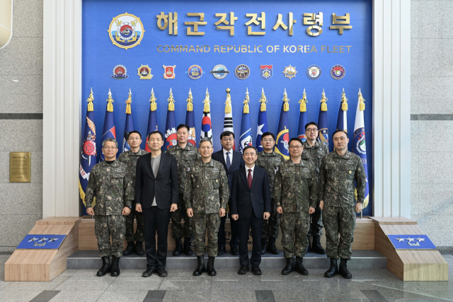 국가AI전략위원회 임문영 부위원장(앞줄 왼쪽 4번째)과 참석자들이 간담회에 앞서 기념촬영을 실시했다. 국가AI전략위원회 제공