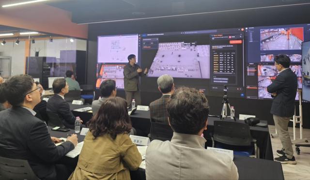 9일 대전 KAIST 본원을 방문한 이상훈 한국산업단지공단 이사장과 입주기업 대표들이 무인공장 테스트베드인 ‘카이로스’ 실증사례를 경청하며 산업단지 AX(인공지능 전환) 전환 방안을 모색하고 있다. 산업단지공단 제공