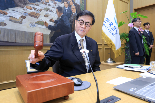 이창용 한국은행 총재가 10일 서울 중구 한국은행 본관에서 열린 금융통화위원회 본회의에서 의사봉을 두드리고 있다. 연합뉴스