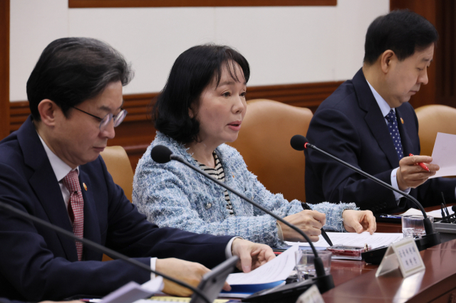 송경희 개인정보보호위원장(왼쪽 두 번째)이 10일 서울 종로구 정부서울청사에서 열린 비상경제본부회의 겸 경제관계장관회의에서 발언하고 있다. 연합뉴스