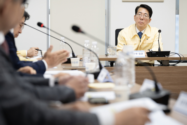 황종우 해양수산부 장관이 10일 오전 호르무즈 내에 있는 우리 선박(26척)의 선주사와 선박 관리사 대표가 참석한 가운데 회의를 열어 우리 선박의 호르무즈 해협 통항 준비 상황을 점검하고 있다. 해수부 제공