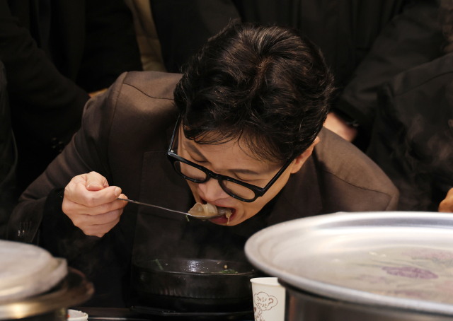 한동훈 전 국민의힘 대표가 3월 7일 부산 북구 구포시장의 한 국밥집을 찾아 국밥을 먹고 있다. 연합뉴스