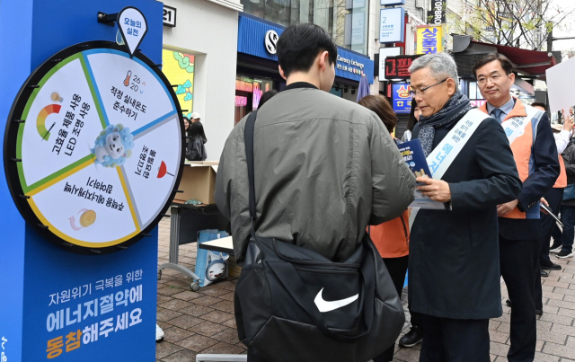 한전 김동철 사장(왼쪽 두 번째)이 서울 명동에서 에너지절약 거리 캠페인을 하는 모습. 한전 제공