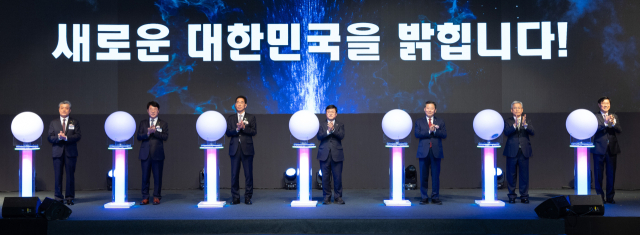 김성환(가운데) 기후에너지환경부 장관이 10일 서울 중구 신라호텔에서 열린 '제61회 전기의 날' 기념식에서 참석자들과 세리머니를 하고 있다. 기후부 제공