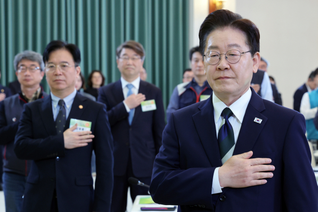 이재명 대통령이 10일 청와대에서 열린 민주노총 초청간담회에서 국민의례를 하고 있다. 청와대통신사진기자단 제공