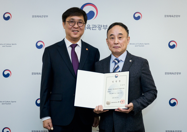 문화체육관광부는 국립정동극장 대표이사에 서승만씨를 임명했다고 10일 밝혔다. 임기는 3년이다. 사진은 최휘영 문화체육관광부 장관과 신임 서승만 국립정동극장 대표이사. 연합뉴스