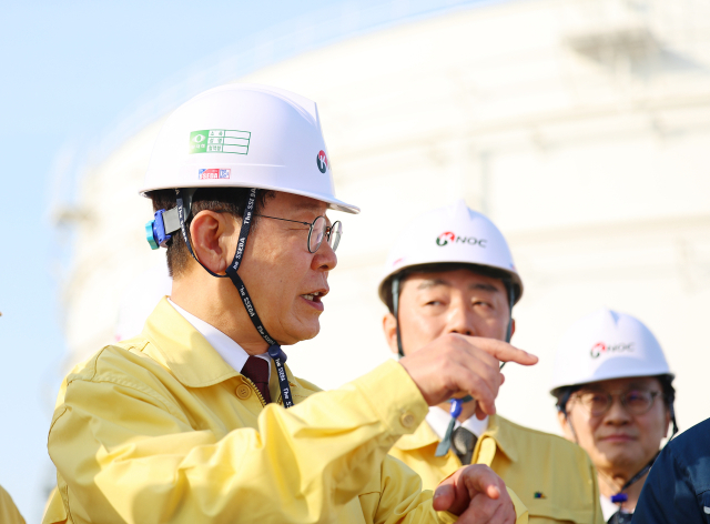 이재명 대통령이 지난 3월 26일 충남 한국석유공사 서산 비축기지에서 시찰 중 발언하고 있다. 연합뉴스