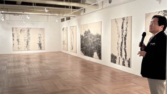 한국화가 김윤찬 부산대 교수가 지난 10일 오후 6시 부산 금정구 부산대학교아트센터에서 열린 개인전 ‘청춘-함께 가는 길’에서 인사말을 하고 있다. 김은영 기자 key66@