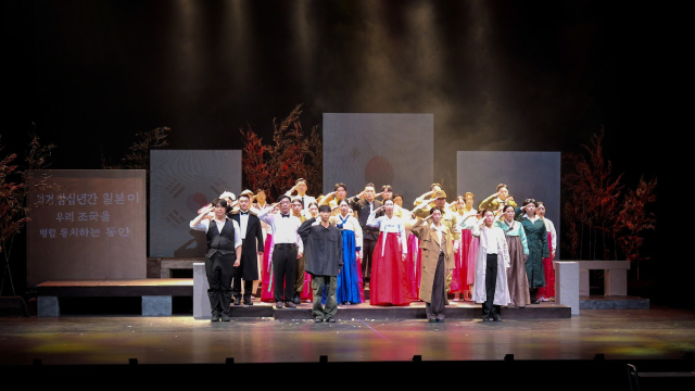 경남대학교가 오는 7월 중국 허난성 난양의 한 공연장에서 ‘한·중 대학생이 함께 빚는 K-뮤지컬, 상해에서 충칭까지 을 따라’를 개최한다. 사진은 학생 주도 뮤지컬 ‘여명’ 출연진 무대 인사 모습. 경남대 제공