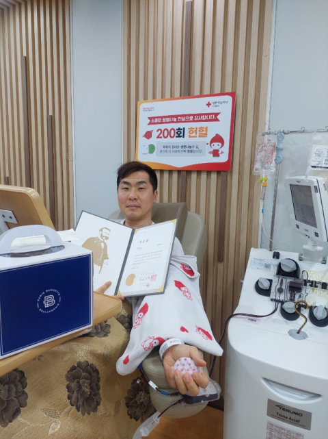부산 김형찬 씨 ‘200회 헌혈’ 명예대장 수상