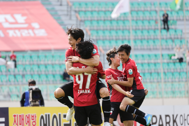 부산아이파크 우주성(왼쪽 위)이 지난 11일 부산에서 열린 용인FC와의 경기에서 헤더 선제골을 넣은 뒤 기뻐하고 있다. 부산아이파크 제공