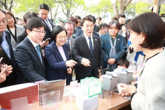 김민석 국무총리와 한성숙 중소벤처기업부 장관이 11일 전북 전주시 전주실내체육관에서 열린 '4월 동행축제 개막식'에서 소상공인 부스를 둘러보고 있다. 중기부 제공