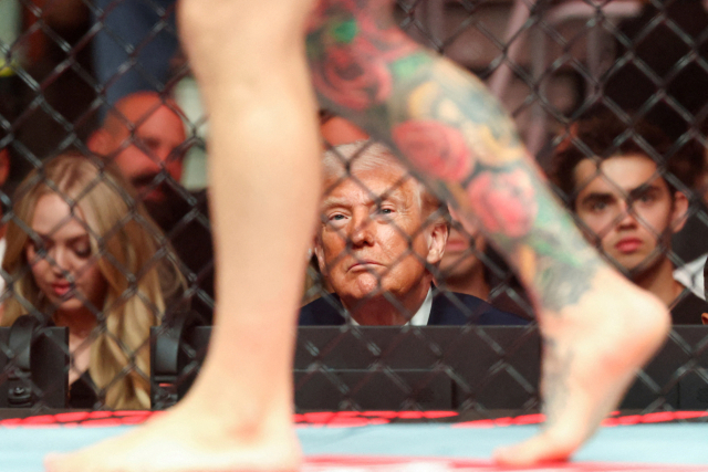 12일(현지시간) 미국 플로리다주 마이애미의 카세야 센터에서 열린 UFC 327 대회에서 도널드 트럼프 미국 대통령이 경기를 지켜보고 있다. 로이터연합뉴스