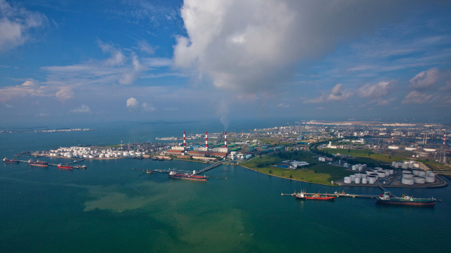 중동 사태로 전 세계 선박 벙커링의 25%를 책임지는 싱가포르 항만의 연료 재고 물량이 제한적인 상황이다. 싱가포르 주롱섬에 있는 ‘아드바리오 벙커링 터미널’. 부산항만공사 제공