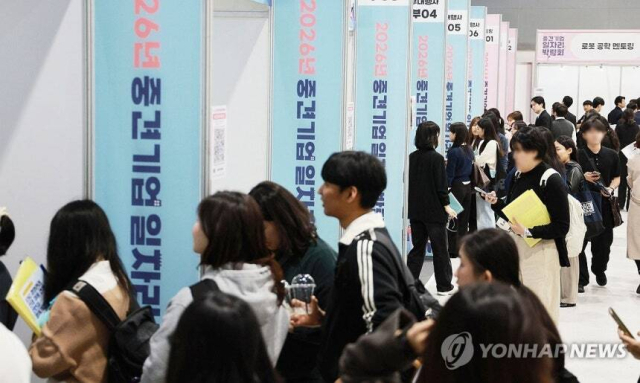 지난달 31일 서울 서초구 aT 센터에서 열린 2026년 중견기업 일자리박람회에서 구직자들이 각 기업의 부스를 둘러보고 있다. 연합뉴스
