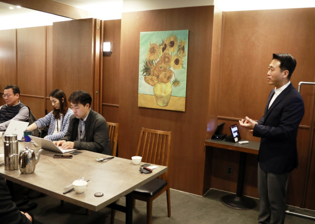 메르세데스-벤츠코리아 리테일 오브 더 퓨처(RoF) 프로세스 박지성 총괄 부장이 벤츠코리아의 직판제에 대해 설명하고 있다.벤츠코리아 제공