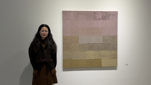 이소요 작가와 그의 작품 '가파도 레이크, 섬갯쑥부쟁이'(2024). 가파도에서 직접 얻어낸 레이크안료와 식물펄프로 만들었다. 김은영 기자 key66@