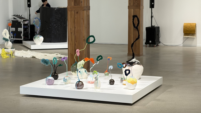 둥근 도자 오브제와 그 위로 이어지는 실의 구조를 선보인 권지영 작가 작품. 김은영 기자 key66@