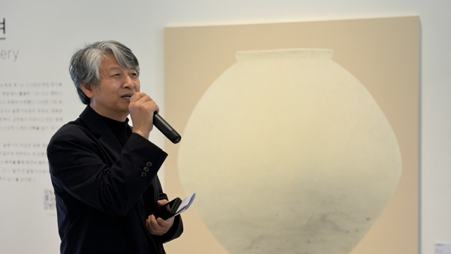 경주 오아르미술관에서 열리고 있는 '쉼표: 비우고, 머무르고, 채우는' 최영욱 작가 개인전에서 작품을 설명하는 작가 모습. 김은영 기자 key66@