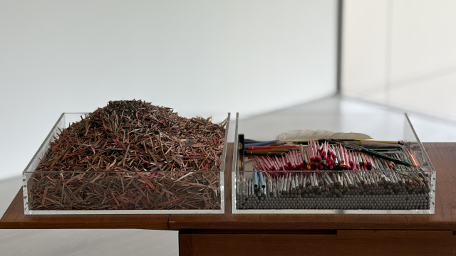 최영욱 작가 개인전 '쉼표: 비우고, 머무르고, 채우는' 전시장에서 선보인 작가가 실제 사용한 색연필들. 김은영 기자 key66@