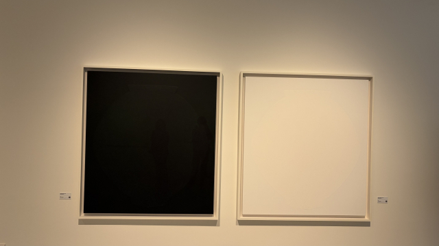 경주 오아르미술관에서 열리고 있는 최영욱 작가 개인전 '쉼표: 비우고, 머무르고, 채우는' 전시 전경 중에서 '흑과 백' 시리즈. 김은영 기자 key66@