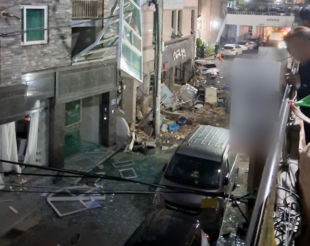 13일 오전 4시께 청주시 흥덕구 봉명동의 한 3층짜리 상가건물에서 가스 누출에 따른 것으로 추정되는 폭발 사고가 발생, 15명이 경상을 입었다. 사진은 폭발 사고 현장의 모습. 연합뉴스