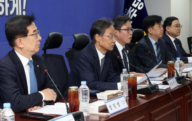 더불어민주당 '중동 상황 경제 대응 특별위원회' 위원장인 유동수 의원(왼쪽 두 번째)이 13일 국회 의원회관에서 열린 '중동전쟁 경제 대응 특위 3차 회의'에서 발언하고 있다. 연합뉴스