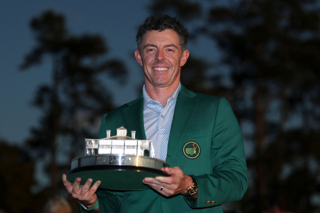 로리 매킬로이가 13일(한국 시간) 미국 조지아주 오거스타에서 열린 제90회 마스터스 토너먼트에서 2년 연속 우승을 차지했다.AFP연합뉴스