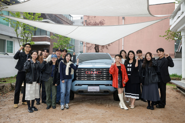 GM 한국사업장이 개최한 크리에이터 파트너십 프로그램 ‘코드 G:미션 X’ 발대식에서 라이프스타일 크리에이터들이 기념 촬영을 하고 있다.GM 한국사업장 제공
