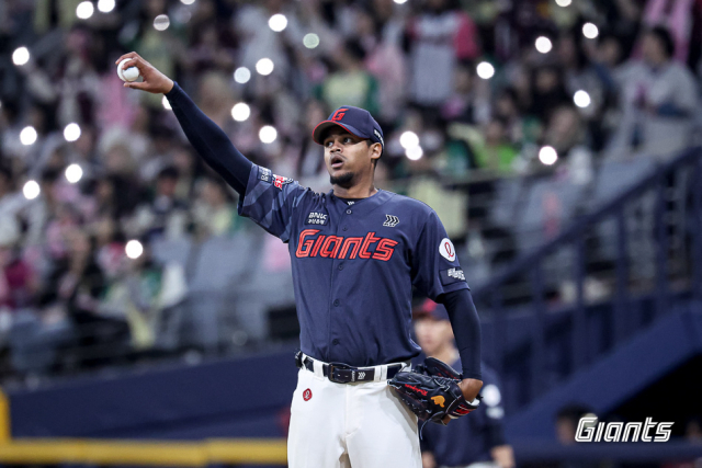 롯데가 7연승으로 1위를 달리고 있는 LG 트윈스를 14일 만난다. 최근 상승세를 타고 있는 롯데의 선발진이 시험대에 올랐다. 롯데의 1선발 엘빈 로드리게스. 롯데 자이언츠 제공