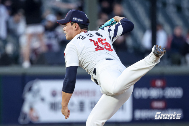 롯데가 7연승으로 1위를 달리고 있는 LG 트윈스를 14일 만난다. 최근 상승세를 타고 있는 롯데의 선발진이 시험대에 올랐다. 롯데의 5선발 김진욱. 롯데 자이언츠 제공