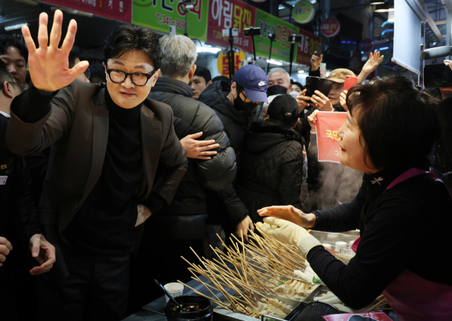 한동훈 전 국민의힘 대표가 지난달 7일 부산 북구 구포시장의 한 분식집을 찾아 상인들을 만나고 있다. 연합뉴스