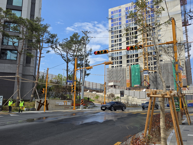 13일 부산 남구 우암2구역 주택재개발 조합에 따르면 지난달 말 조합과 부산경찰청 협의 이후 신연초등 정문에 신호등이 새로 세워졌다. 사진은 신연초등 임시 통학로 앞 신호등이 정상 작동하는 모습. 김재량 기자 ryang@
