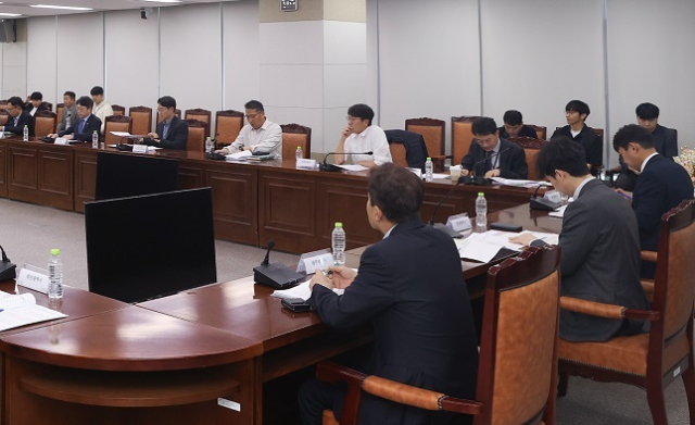 홍 차관은 4월 13일 정부세종청사에서 17개 시도 교통물류 업무 관계자와 회의를 개최해 중동 상황을 극복하기 위해 대중교통 활성화 방안 등을 적극 검토해달라고 주문했다. 국토부 제공